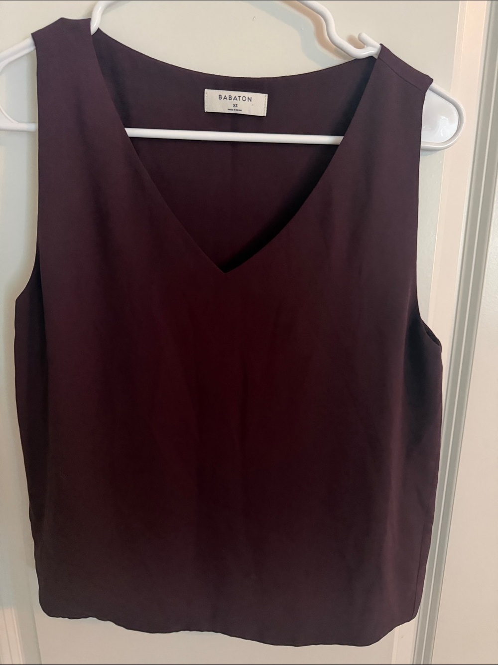 Aritzia Babaton Burgundy V-Neck Sleeveless Blouse Tank XS